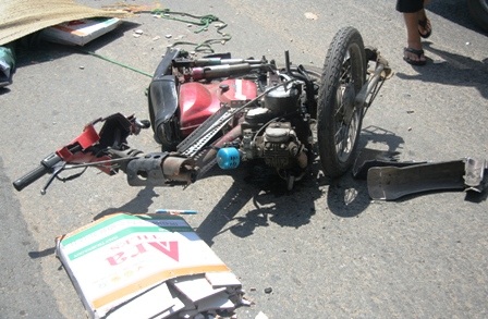 Xe máy “quá đát” gãy khung, một người chết thảm