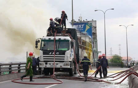 Xe chở 15 tấn hóa chất bốc cháy dữ dội