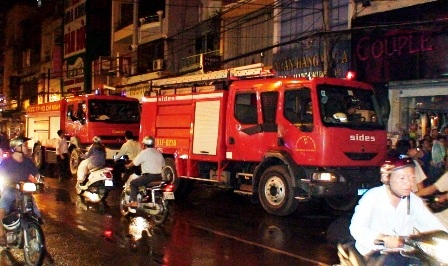 Tiểu thương hoảng loạn vì cháy nhà sát chợ Tân Định