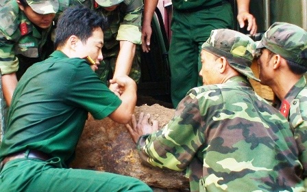 TPHCM: Phát hiện 2 quả bom dưới nền nhà dân 