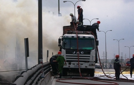 Xe chở 15 tấn hóa chất bốc cháy dữ dội