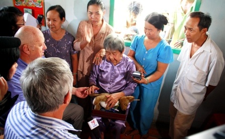 Xúc động giây phút cựu binh Úc trao kỷ vật của người lính Việt Nam