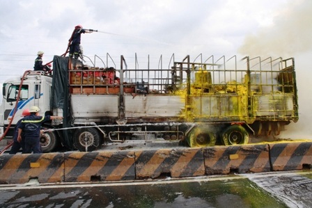 Xe chở 15 tấn hóa chất bốc cháy dữ dội