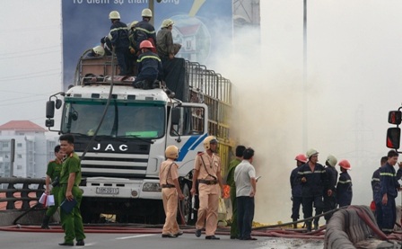 Xe chở 15 tấn hóa chất bốc cháy dữ dội