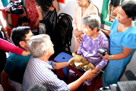 Xúc động giây phút cựu binh Úc trao kỷ vật của người lính Việt Nam