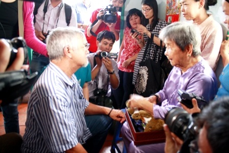 Xúc động giây phút cựu binh Úc trao kỷ vật của người lính Việt Nam