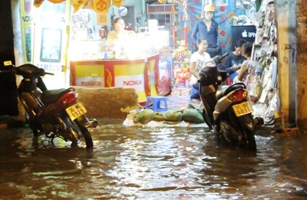 Triều cường dâng cao, lao đao vì nước