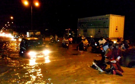 Mưa lớn, đường biến thành sông