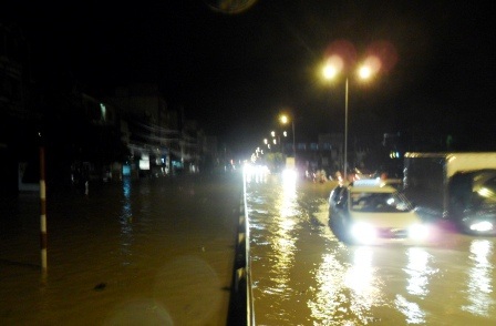 Mưa lớn, đường biến thành sông