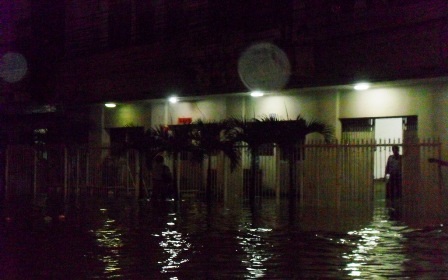 Mưa lớn, đường biến thành sông