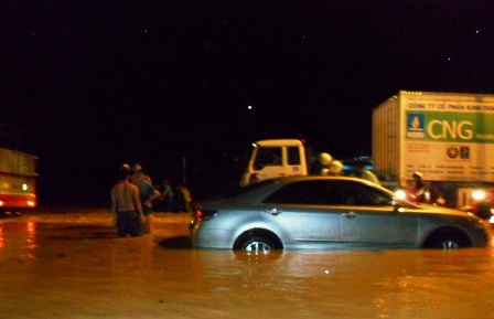 Mưa lớn, đường biến thành sông