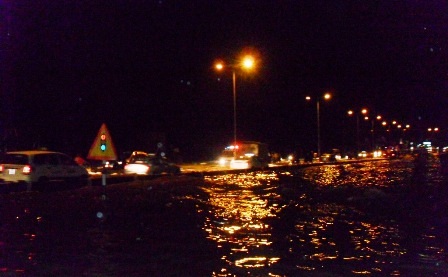 Mưa lớn, đường biến thành sông