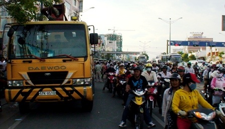 Chồng bất lực nhìn vợ chết dưới gầm xe cẩu
