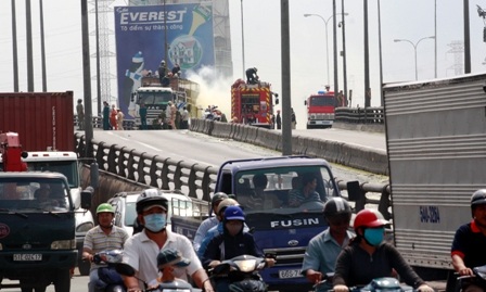 Xe chở 15 tấn hóa chất bốc cháy dữ dội