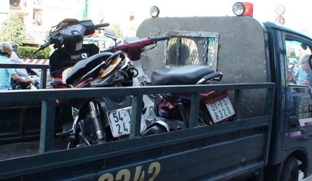 Chồng bất lực nhìn vợ chết dưới gầm xe cẩu