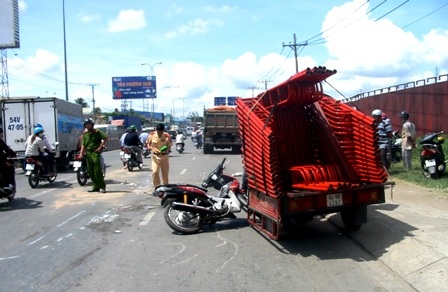 Một thiếu nữ bị xe ben cán nát 2 chân