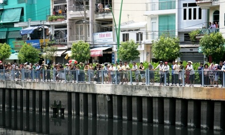 Một thanh niên nhảy kênh tự tử