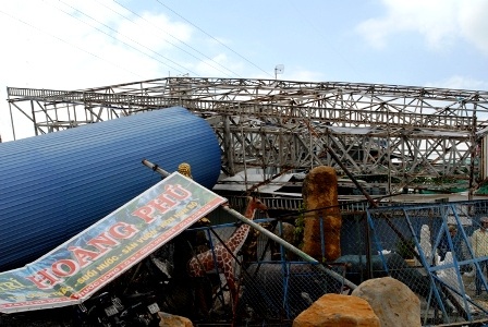 Mưa lớn, đường biến thành sông