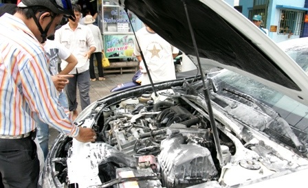 Đầu xe Lexus bốc khói ngùn ngụt