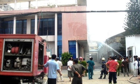 Gần chục xe cứu hỏa dập lửa tại kho hàng điện gia dụng - 1 Gần chục xe cứu hỏa dập lửa tại kho hàng điện gia dụng