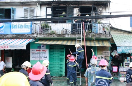 Hoảng loạn vì cháy lớn trong khu dân cư