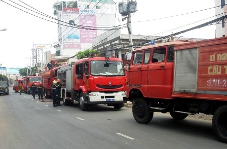Gần chục xe cứu hỏa dập lửa tại kho hàng điện gia dụng - 2 Gần chục xe cứu hỏa dập lửa tại kho hàng điện gia dụng