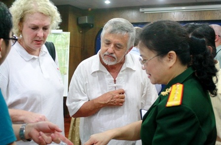 Tiếp cận cựu binh Úc giữ cuốn sổ thơ người lính Việt suốt 40 năm