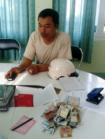 Bắt “nóng” tên cướp giật tiền của thầy tu - 1 Bắt “nóng” tên cướp giật tiền của thầy tu