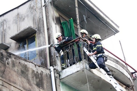 Hoảng loạn vì cháy lớn trong khu dân cư