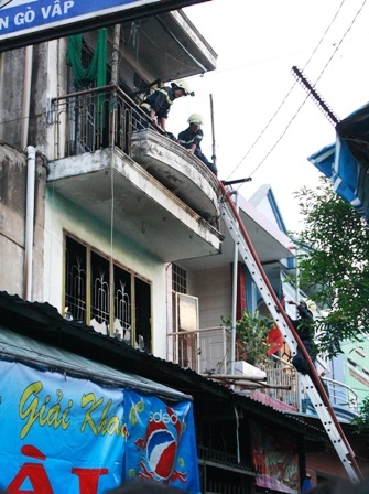 Hoảng loạn vì cháy lớn trong khu dân cư