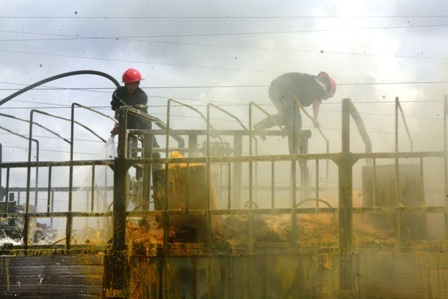 Xe chở 15 tấn hóa chất bốc cháy dữ dội