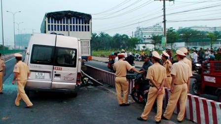 Hình ảnh vụ tai nạn khiến 2 người chết, 13 người bị thương