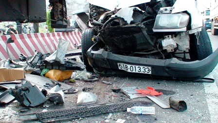 Hình ảnh vụ tai nạn khiến 2 người chết, 13 người bị thương