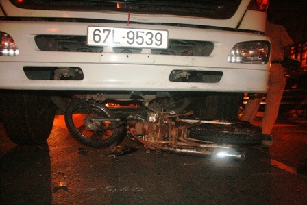 Thoát chết hy hữu dưới gầm xe tải