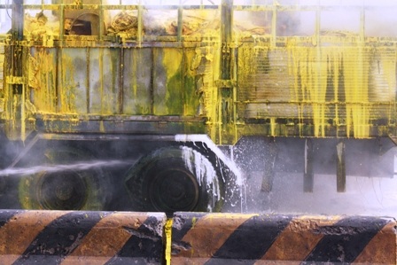 Xe chở 15 tấn hóa chất bốc cháy dữ dội