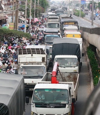 Xe chở 15 tấn hóa chất bốc cháy dữ dội