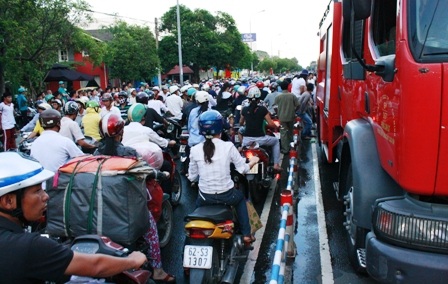 Hoảng loạn vì cháy lớn trong khu dân cư