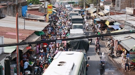 Xe chở 15 tấn hóa chất bốc cháy dữ dội