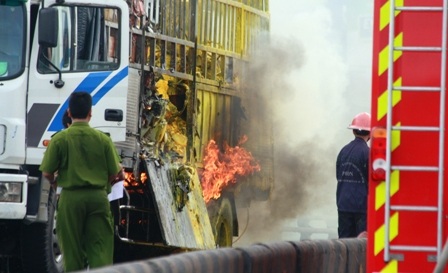 Xe chở 15 tấn hóa chất bốc cháy dữ dội