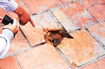 Một gia đình bị ném chất nổ lúc nửa đêm