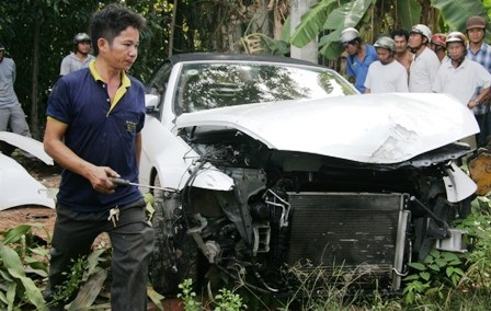 Mất lái, BMW mui trần "làm xiếc" trên phố - 3 Mất lái, BMW mui trần "làm xiếc" trên phố - 3