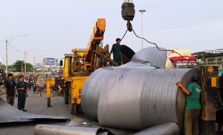 Lật container chở sắt cuộn, giao thông hỗn loạn