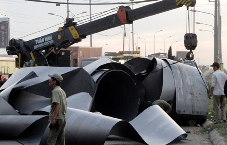 Lật container chở sắt cuộn, giao thông hỗn loạn