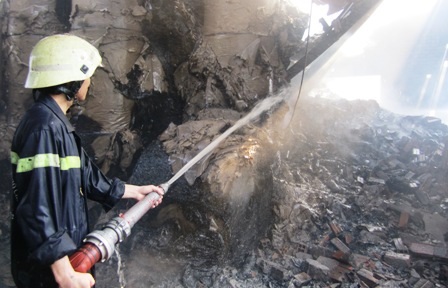 Cháy lớn tại xưởng sản xuất bao bì - 3