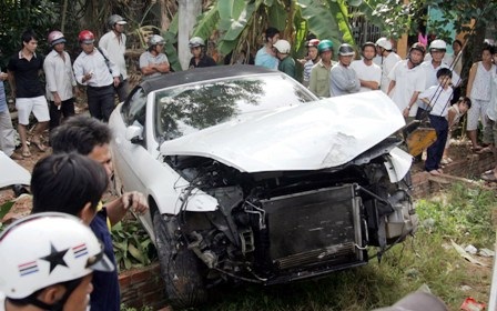 Mất lái, BMW mui trần "làm xiếc" trên phố - 4 Mất lái, BMW mui trần "làm xiếc" trên phố - 4