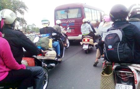 “Cháy” vé xe khách, người dân đổ bộ về thành phố bằng xe máy - 10 “Cháy” vé xe khách, người dân đổ bộ về thành phố bằng xe máy - 10