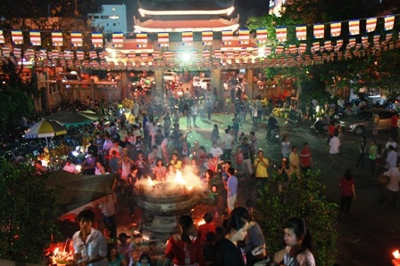 Hối hả đi lễ Rằm tháng giêng - 1