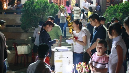 Hối hả đi lễ Rằm tháng giêng - 12