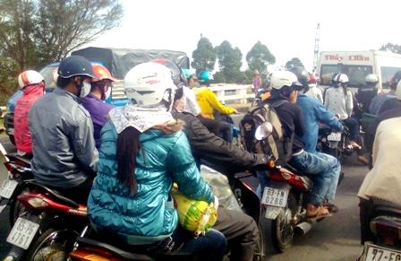 “Cháy” vé xe khách, người dân đổ bộ về thành phố bằng xe máy - 6 “Cháy” vé xe khách, người dân đổ bộ về thành phố bằng xe máy - 6