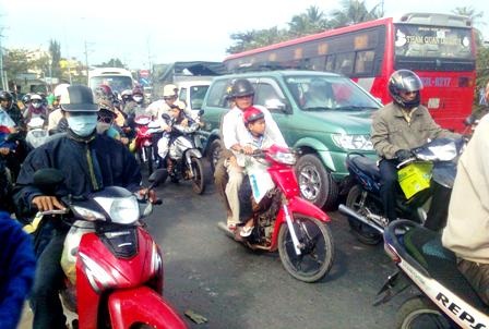 “Cháy” vé xe khách, người dân đổ bộ về thành phố bằng xe máy - 4 “Cháy” vé xe khách, người dân đổ bộ về thành phố bằng xe máy - 4